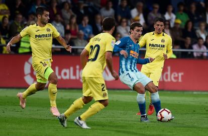 Antonie Griezmann, rodeado por los jugadores del Villarreal: Pablo Fornals, Manuel Iturra y Manu Trigueros