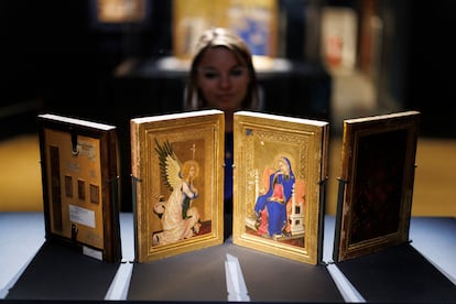 'El Ángel Gabriel' y 'La Virgen de la Anunciación', del pintor Simone Martini, expuestos en la National Gallery de Londres como parte de la muestra dedicada al despertar de la pintura en Siena en el siglo XIV.