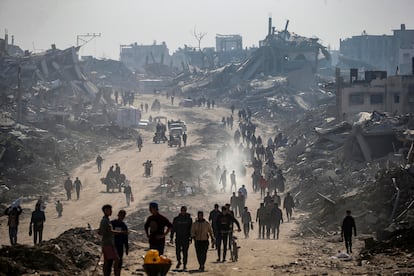 Desplazados palestinos caminaban el día 30 en el campo de refugiados de Jabaliya, al norte de la franja de Gaza.