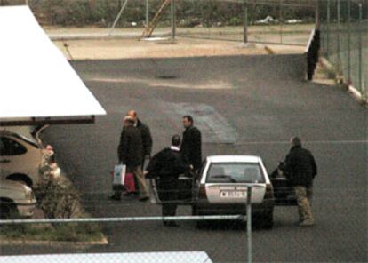 Roldán, a la izquierda, con varias bolsas en la mano, a su salida de la cárcel de Brieva