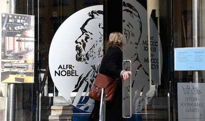 Una mujer abre la puerta del Museo Alfred Nobel en Estocolmo, Suecia.