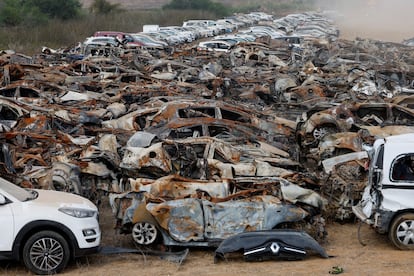 Vehículos quemados por Hamás durante el ataque del 7 de octubre, agrupados en un campo cerca de la frontera entre Israel y Gaza.