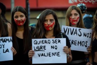 Jóvenes chilenas exhiben pancartas contra el machismo en Santiago.