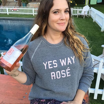 Drew Barrymore posa con una botella de rosado en Instagram.