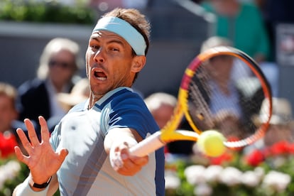 El tenista Rafael Nadal, devuelve una bola al tenista Carlos Alcaraz, durante el encuentro de cuartos de final. Emilio Naranjo/EFE
