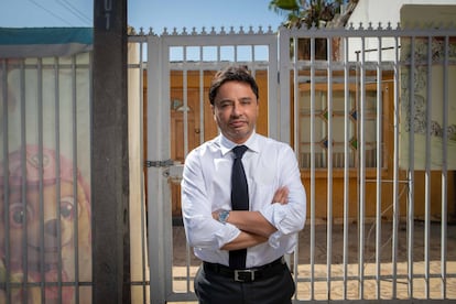 El alcalde Rodolfo Carter porta frente a lo que quedó tras la primera demolición de la ampliación irregular de una 'narcocasa', en La Florida, Santiago, donde es alcalde.