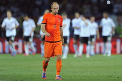 Robben se lamenta tras un gol de Alemania.