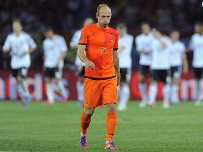 Robben se lamenta tras un gol de Alemania.