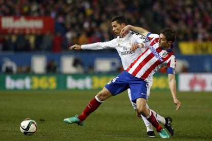 Cristiano forcejea con Gabi durante el partido del miércoles en el Calderón.