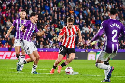 El centrocampista del Athletic Mikel Jauregiza (2-d) juega un balón ante Kike Pérez, del Valladolid, durante el partido de LaLiga ante el Real Valladolid este domingo en el estadio José Zorilla.