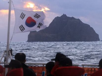 Una imagen de archivo de las islas Dokdo, tomada desde un barco militar surcoreano.