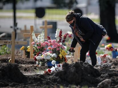 Una mujer participa en un entierro, este lunes, en un cementerio de Buenos Aires.