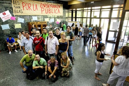Docentes del vestíbulo del IES San Blas (Madrid) protestan por los recortes que afectan a profesores interinos.
