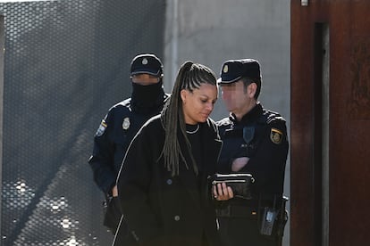 Ana Ecube, amiga de la futbolista Jennifer Hermoso, una de las testigos en el juicio a Rubiales, a su salida este jueves de la Audiencia Nacional. 