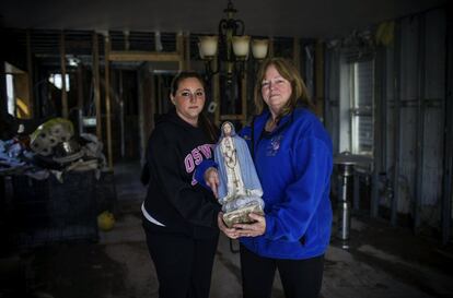 Alice Lauro y su hija Margaret posan con una estatua de la virgen María, uno de los pocos enseres que pudieron llevarse de su casa de Staten Island. La familia tenía pensado cambiarse de barrio antes del huracán Sandy. "No vamos a ir a vivir a ningún otro sitio, porque la gente de Staten Island nos ha salvado".