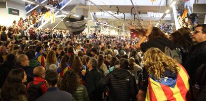 Cortes estación AVE Girona en la huelga general del pasado día 8 en Cataluña.