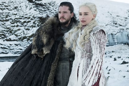 La capa de Jon Snow (y la de Daenerys)

“Alfombras de Ikea”. Ese fue uno de los materiales principales con los que los figurinistas de Juego de Tronos crearon la capa del bastardo más honorable de los Siete Reinos según confesó en Buzzfeed la diseñadora de vestuario Michele Clapton. En una serie tan gigantesca resulta imposible quedarse con una sola pieza, pero los abrigos de los protagonistas (en especial este blanco de Khaleesi) no los olvidaremos jamás.