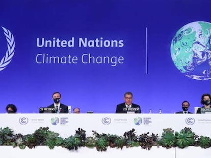 El presidente de la cumbre del clima en su 26º edición (COP26), Alok Sharma (tercero por la izquierda), concluida el sábado 13 de noviembre. 