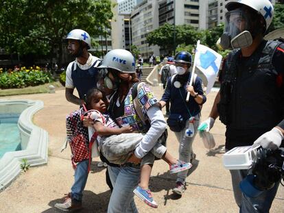 Una nila, alcanzada por el gas lacrimógeno en las protestas de Venezuela.