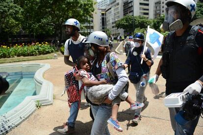 Una nila, alcanzada por el gas lacrimógeno en las protestas de Venezuela.