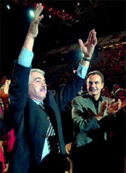 El candidato a la presidencia de la Generalitat por el PSC, Pasqual Maragall, junto al secretario general del PSOE, Jose Luis Rodriguez Zapatero, durante el mitin de esta noche.