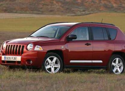 El Compass mantiene el frontal del Jeep, con la parrilla de barras verticales. La cintura alta de las puertas y, sobre todo, los resaltes musculosos de las aletas y los parachoques definen su estilo deportivo.