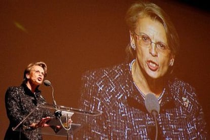 La ministra de Defensa francesa, Michele Alliot-Marie, se felicita del éxito de la misión, cuya participación se reparten Francia (95%), España (2,5%) y Bélgica (2,5%).