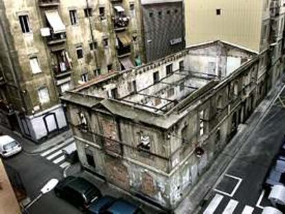 Edificio en estado ruinoso en el barrio de la Barceloneta. PLANO GENERAL - OBJETO