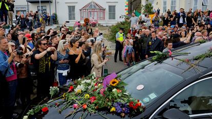 A hearse carrying the coffin of late Irish singer Sinead O'Connor passes outside her former home during her funeral procession as fans line the street to say their last goodbye to her, in Bray, Ireland, August 8, 2023.