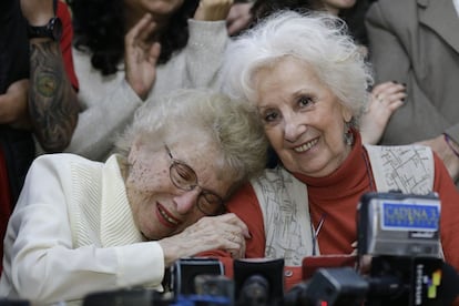 Las Abuelas de la Plaza de Mayo Rosa de Roisinblit y Estela de Carlotto, en la conferencia sobre el hallazgo del nieto de la segunda (por V. R. Caivano, AP)