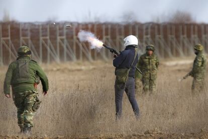 El ejército griego dispara gases lacrimógenos para frenar la entrada de inmigrantes a Grecia, el 1 de marzo. Varios inmigrantes han asegurado que la policía turca los lleva a pueblos aislados, donde los esperan traficantes que les prometen ayudarlos a cruzar el río Evros, que hace de frontera, previo pago de 50 euros.