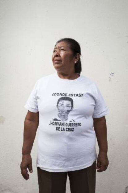 La madre de Jhosivani Guerrero, con una camiseta con su rostro.