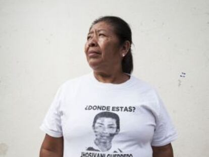 La madre de Jhosivani Guerrero, con una camiseta con su rostro.