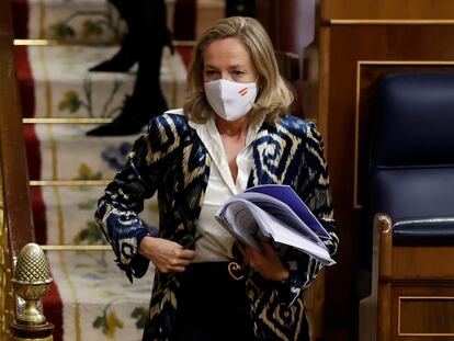 La vicepresidenta primera del Gobierno y ministra de Asuntos Económicos, Nadia Calviño, se dirige a la tribuna para intervenir en el Congreso, el pasado diciembre.