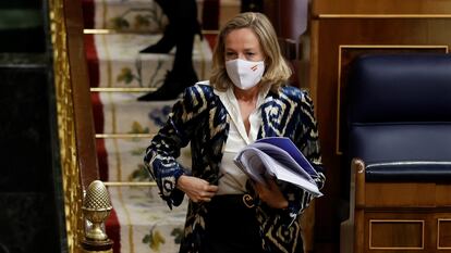 La vicepresidenta primera del Gobierno y ministra de Asuntos Económicos, Nadia Calviño, se dirige a la tribuna para intervenir en el Congreso, el pasado diciembre.