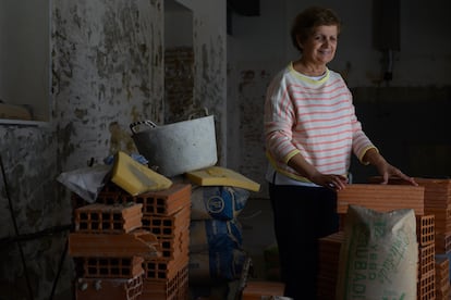 Paiporta sakini Amparo Gisbert, hasar nedeniyle harap olan evinin içinde.
