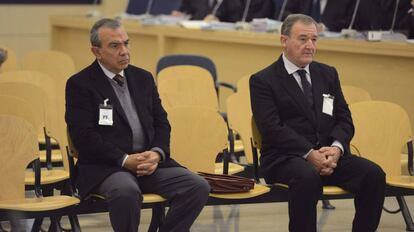 Desde la izquierda, el ex director general de la CAM, Roberto López Abad, y el exdirectivo Juan Ramón Avilés.