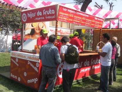 Un puesto de zumos en la feria Mistura 2010.