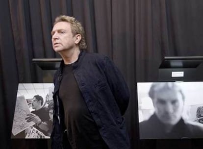 Andy Summers, guitarrista de The Police, posa ante dos de sus fotografías.