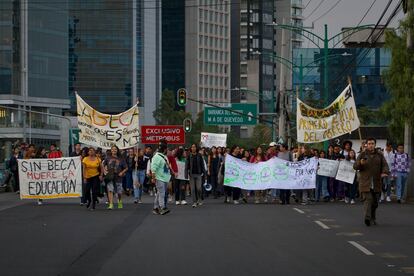 Estudiantes de la UNAM, durante un bloqueo en Insurgentes Sur por el retiro de becas, el pasado 11 de abril.