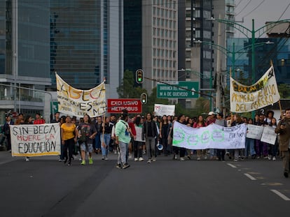 Estudiantes de la UNAM, durante un bloqueo en Insurgentes Sur por el retiro de  becas, el pasado 11 de abril.