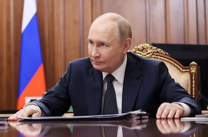 Vladímir Putin, presidente de Rusia, durante una reunión con el gobernador prorruso de la región ucrania ocupada por Moscú de Donetsk, Denish Pushilin, este lunes en el Kremlin.