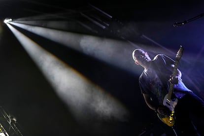 El cantante y guitarrista de la banda escocesa Mogwai, Stuart Braithwaite, durante el concierto de la última jornada del Primavera Sound de Barcelona.