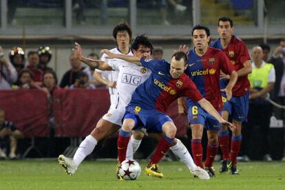 Andrés Iniesta junto a Xavi y Sergio Busquets, durante el partido del FC Barcelona que le dio la tercera Copa de Europa al vencer por 2-0 al Manchester United en el Estadio Olímpico de Roma, el 27 de mayo de 2009.