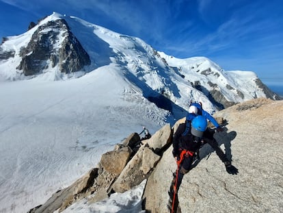 Una cordada escala con ladera del Mont Blanc de Tacul de fondo, a la izquierda de la imagen, entre sol y sombra.