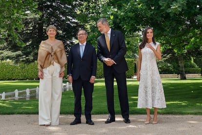 MADRID, 03/05/2023.- Los reyes Felipe y Letizia posan junto al presidente de Colombia, Gustavo Petro (2i), y a su esposa, Verónica Alcocer (i), en el marco del encuentro y posterior almuerzo en el Palacio de La Zarzuela, este miércoles, en Madrid. El mandatario colombiano intervendrá hoy en el Congreso de los Diputados al inicio de su primera visita de Estado a España, cuyo objetivo de robustecer las relaciones bilaterales en lo económico y comercial, pero también tratar el proceso impulsado en el país latinoamericano para conseguir lo que Petro denomina 'la paz total'. EFE/Ballesteros
