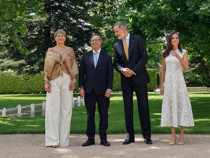 MADRID, 03/05/2023.- Los reyes Felipe y Letizia posan junto al presidente de Colombia, Gustavo Petro (2i), y a su esposa, Verónica Alcocer (i), en el marco del encuentro y posterior almuerzo en el Palacio de La Zarzuela, este miércoles, en Madrid. El mandatario colombiano intervendrá hoy en el Congreso de los Diputados al inicio de su primera visita de Estado a España, cuyo objetivo de robustecer las relaciones bilaterales en lo económico y comercial, pero también tratar el proceso impulsado en el país latinoamericano para conseguir lo que Petro denomina 'la paz total'. EFE/Ballesteros
