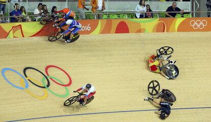 Ciclismo en pista. La española Tania Calvo choca con la neozelandesa Olivia Podmore.