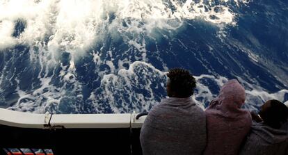 Tres migrantes a bordo de Phoenix, la embarcación de la ONG MOAS, este viernes.