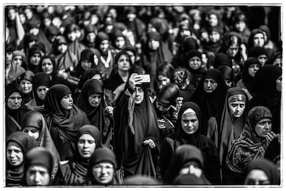 Decenas de mujeres en la conmemoración chií de la Ashura, en el barrio de Dahie, un suburbio de Beirut feudo de Hezbollá, en 2017.